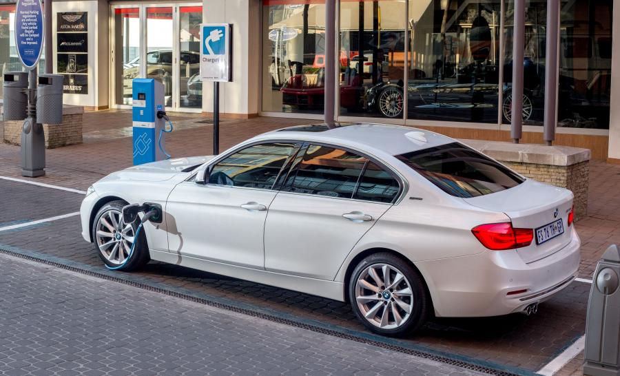  BMW 330e iPerformance (F30) 2017 года  (ZA) (фото 12 из 33)